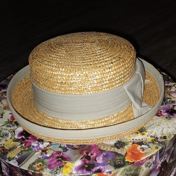 Stunning straw hat with khaki color trim and band - Picture 2 of 5